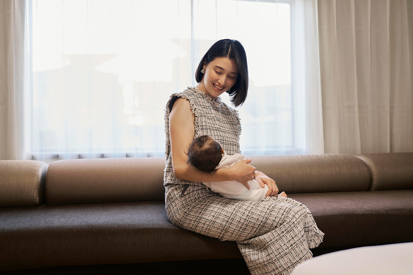 赤ちゃんとゆっくり過ごす橋本マナミさん